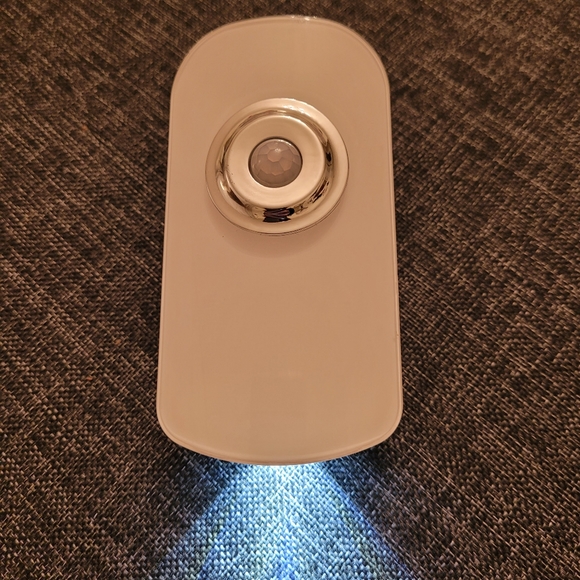 Rechargeable flashlight - Picture 5 of 6